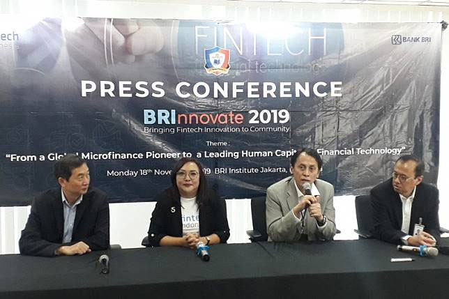 Rektor BRI Institute Prof Dana Santoso Saroso (kedua dari kanan) ketika memberikan keterangan kepada pers pada acara Dies Natalis Ke-1 BRI 