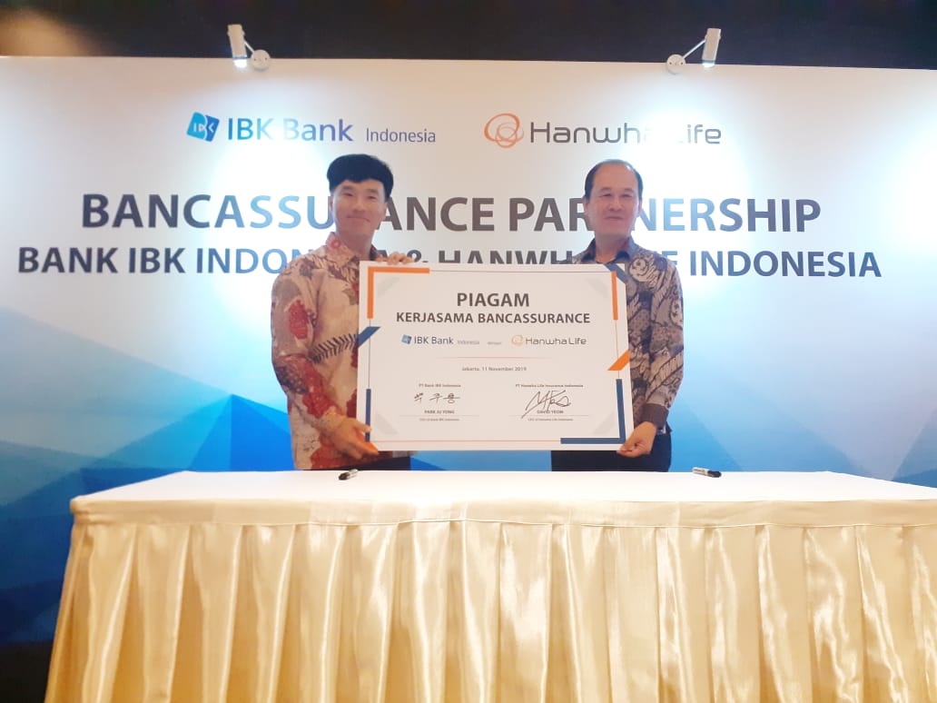 Penandatanganan MoU Bancassurance oleh CEO Hanwha David Yeom (kiri) dengan CEO IBK Park Ju Yong (kanan)