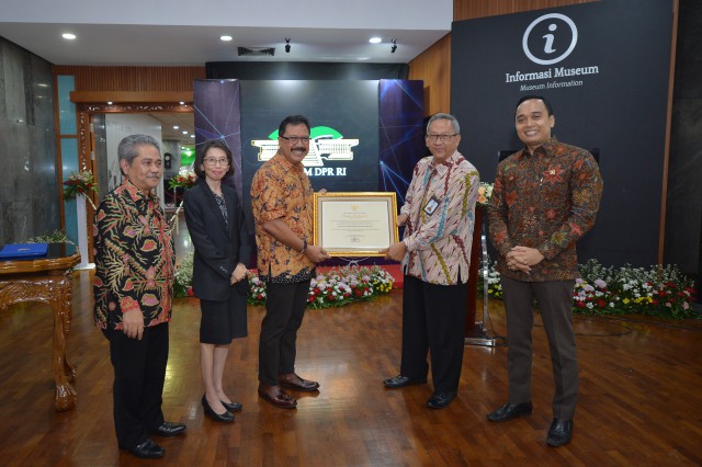 Ketua BURT DPR RI Agung Budi Santoso saat menyerahkan cinderamata pada peluncuran Museum Digital Tahap I.
