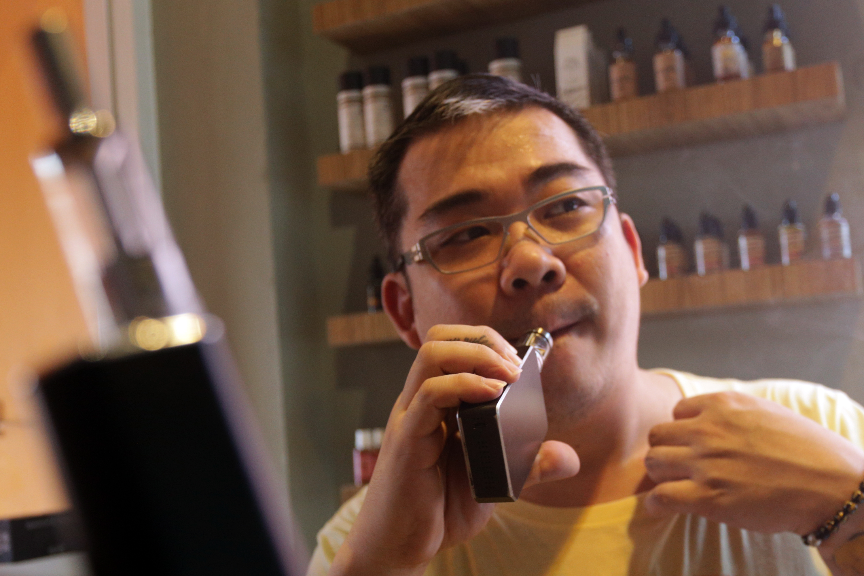 Seorang pemakai rokok elektronik (e-cigarette)