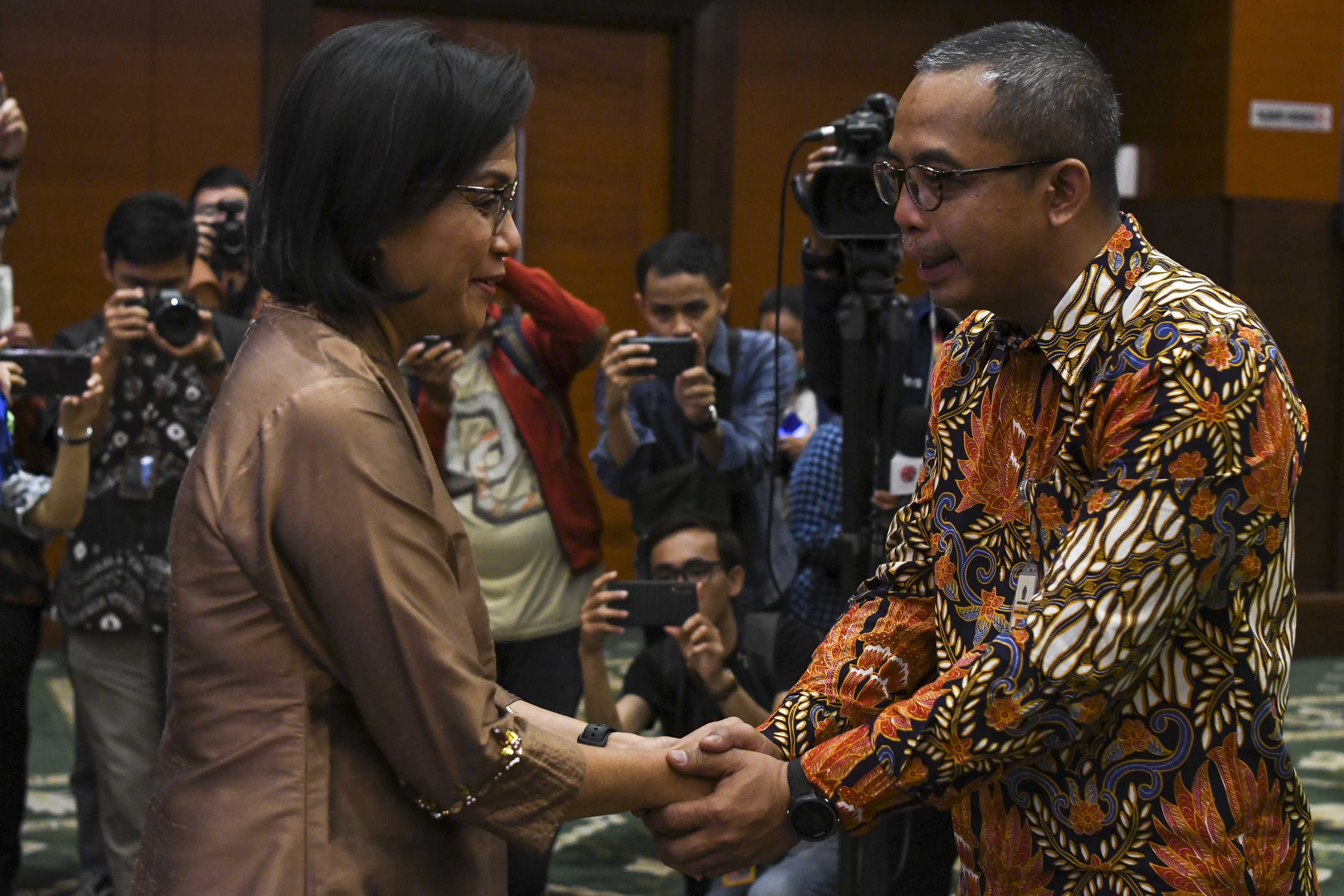 Direktur Jenderal (Dirjen) Pajak yang baru Suryo Utomo (kanan) menerima ucapan selamat dari Menteri Keuangan Sri Mulyani