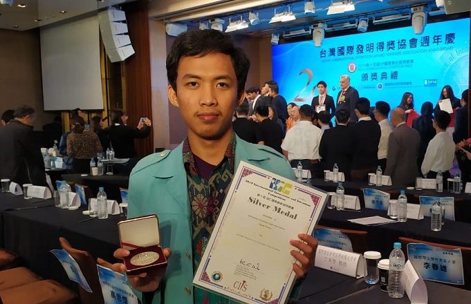 Agung Prasetyo dengan piagam dan medali perak yang ia peroleh di Taiwan.