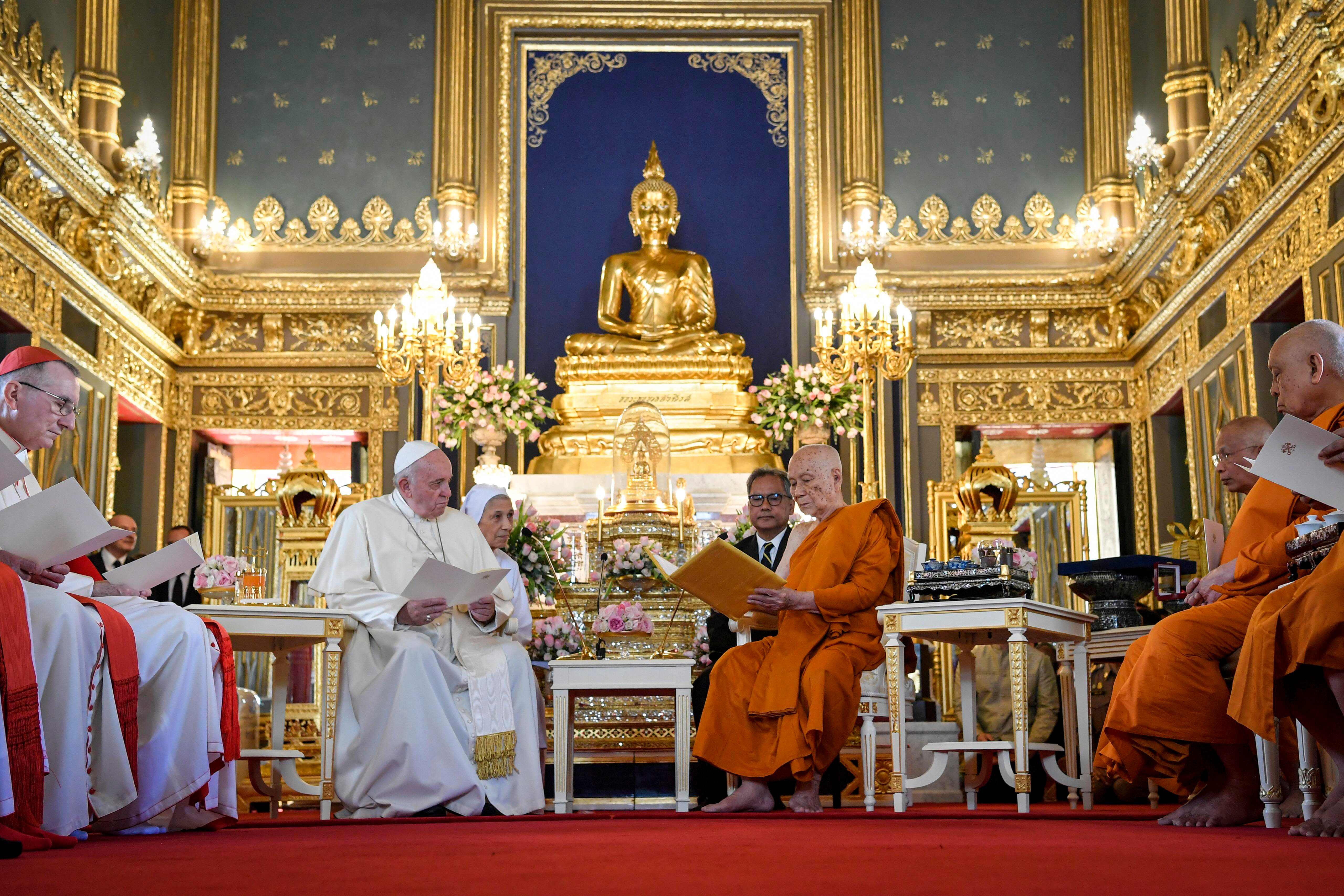Paus Fransiskus bertemu pemimpin umat Buddha Thailand di Kuil Wat Ratchabophit, Bangkok