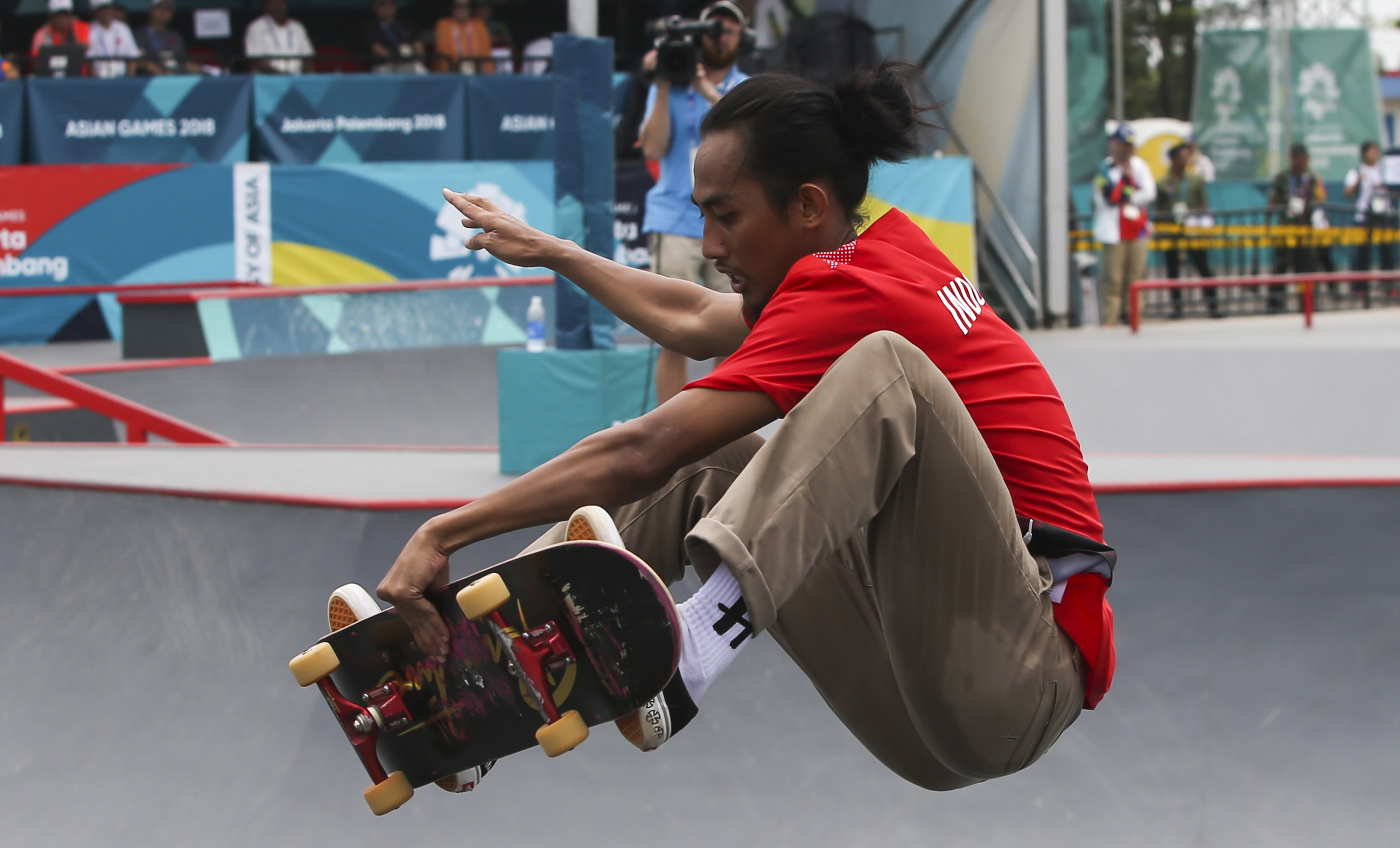 Skateboarder Indonesia Pevi Permana Putra melakukan gerakan trik pada final kelas taman putra Asian Games 2018