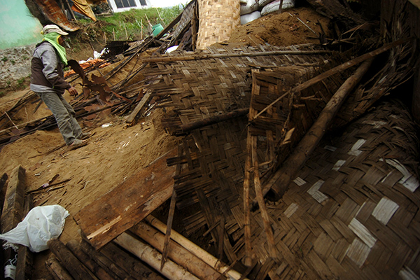 Puting Beliung Porak Porandakan Rumah Warga