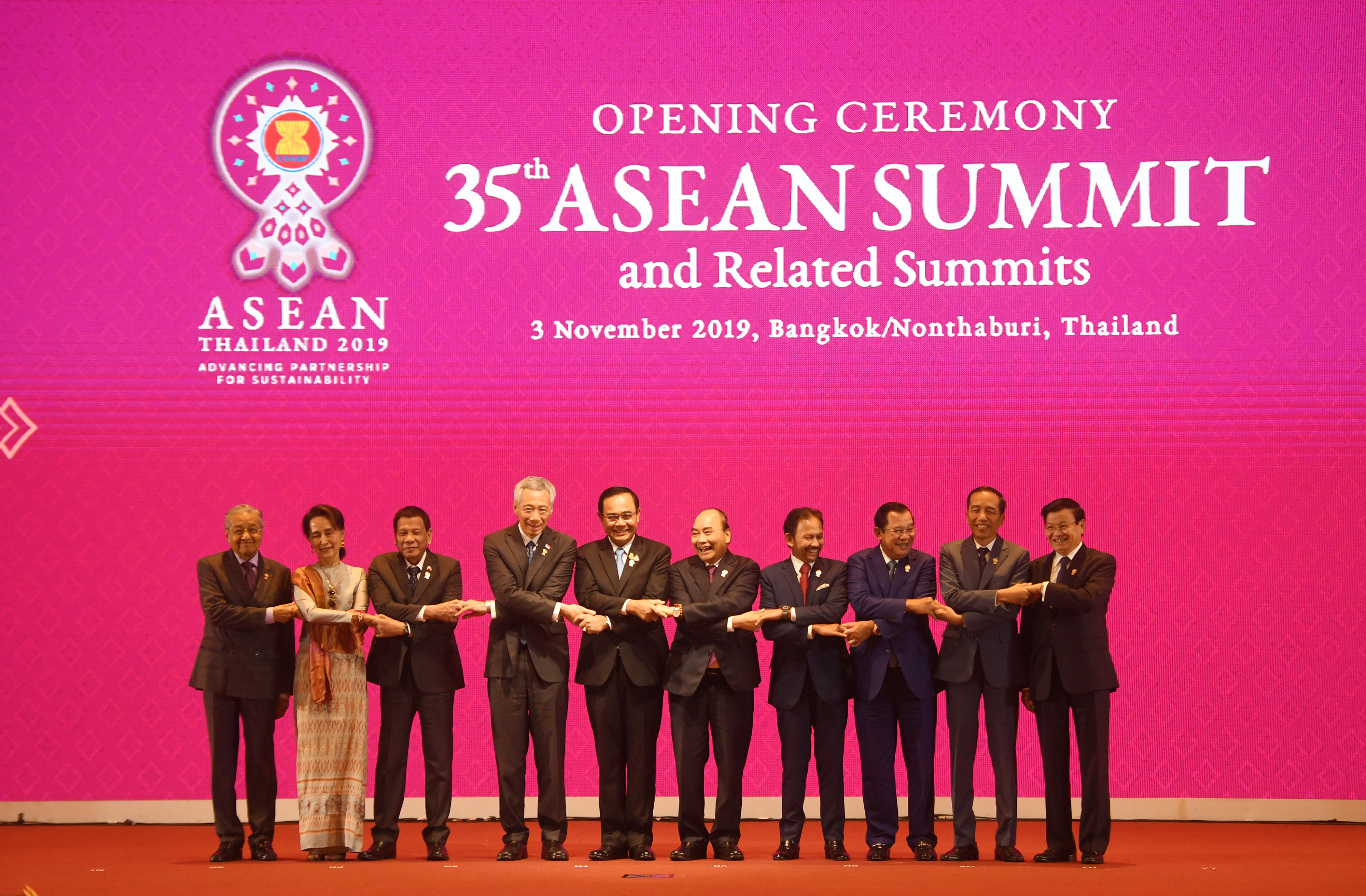  Presiden Joko Widodo bergandengan tangan dengan kepala negara dan pemerintahan negara ASEAN saat KTT ASEAN ke-35 di Thailand, kemarin.