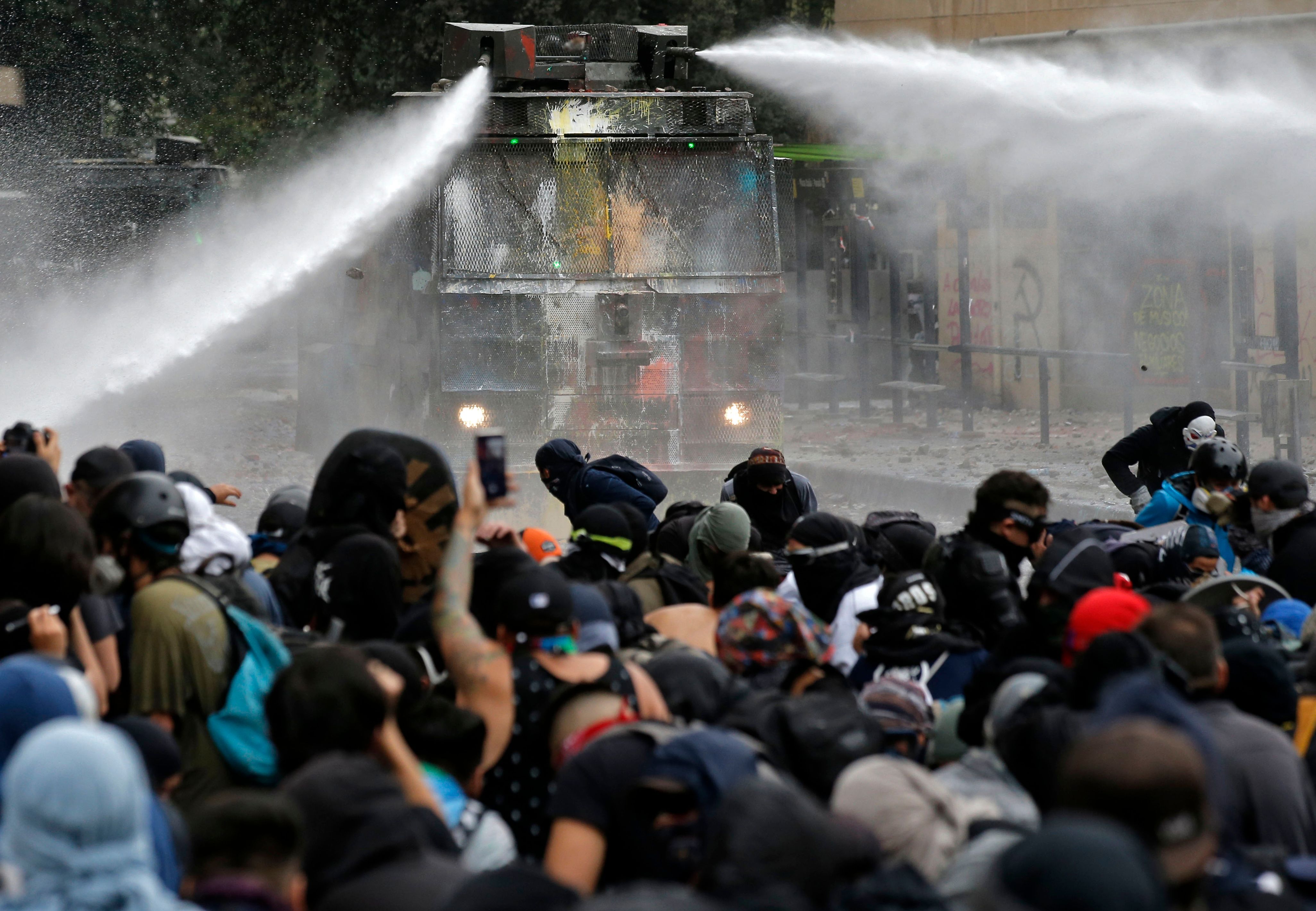 Bentrokan demonstran Cile dengan petugas keamanan