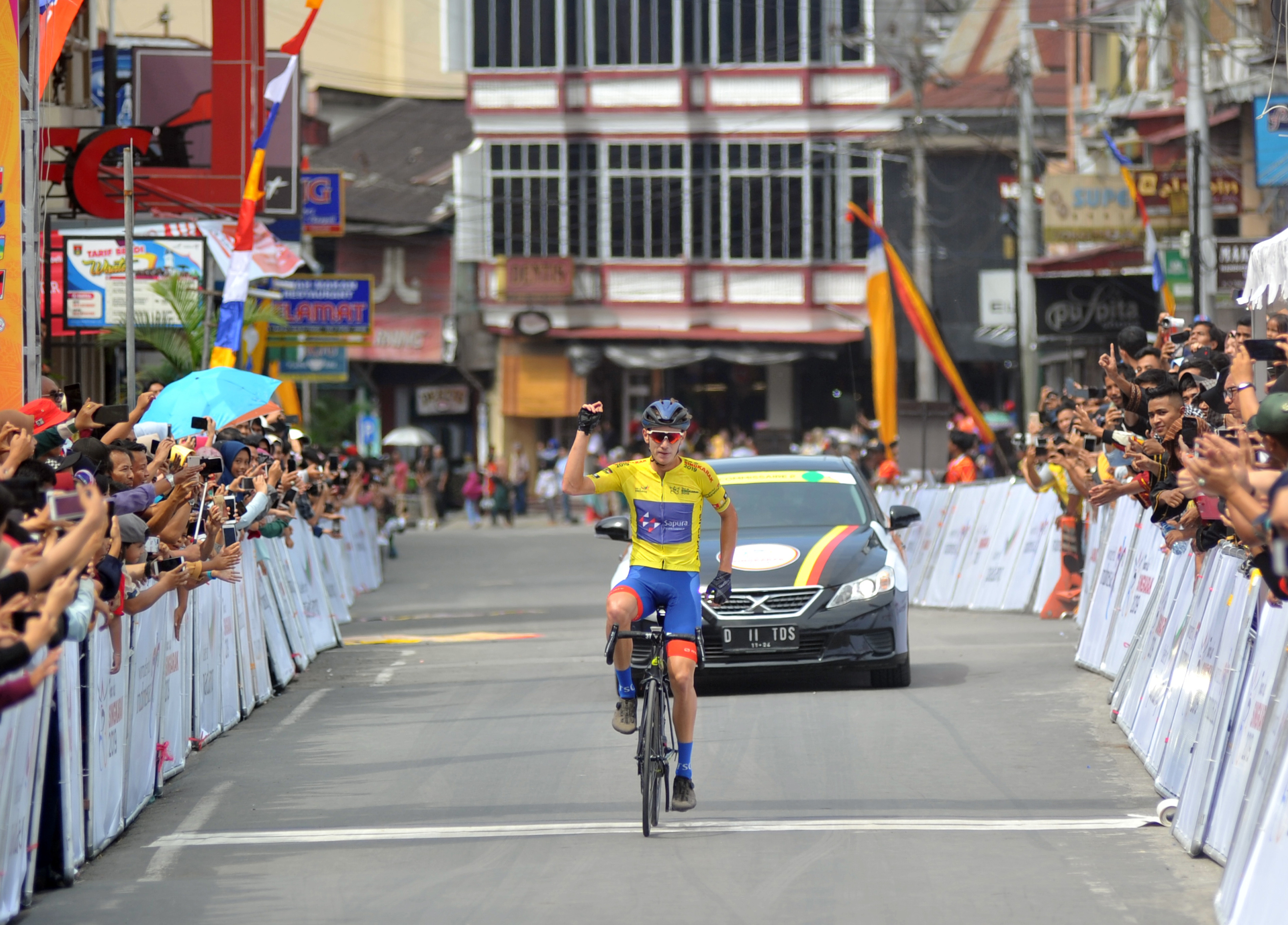 Pebalap Malaysia, Jesse Ewart melakukan selebrasi saat memasuki garis finish pada etape kedua Tour de Singkarak, kemarin