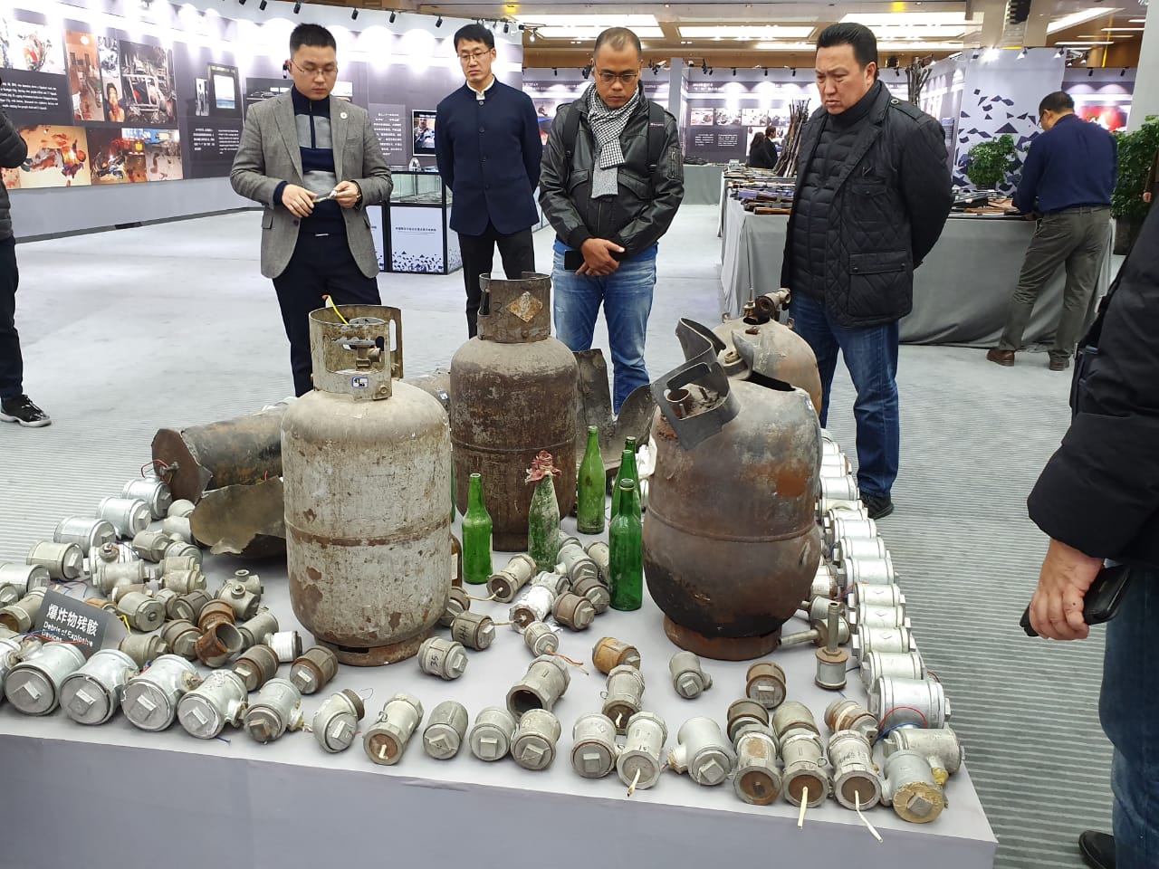 Dirut Adaro Garibaldi Thohir (kanan) sedang menyaksikan pameran terorisme yang digelar Pemerintah Provinsi Xinjiang, Tiongkok, Jumat (15/11)