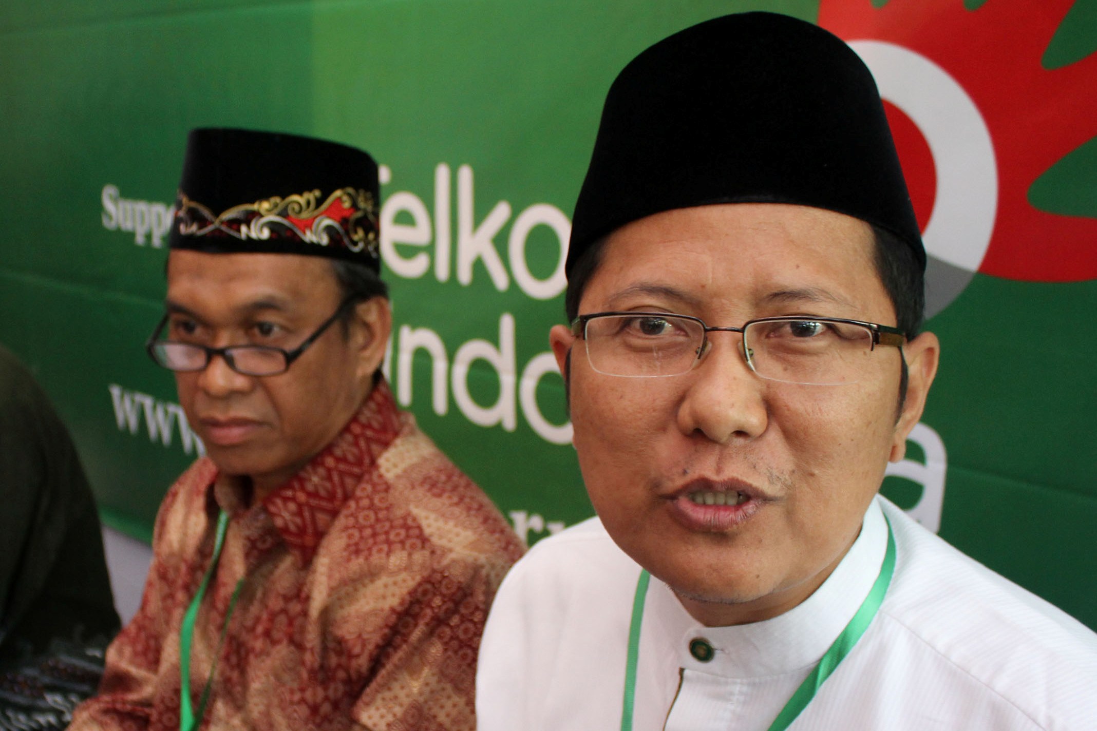 KH Cholil Nafis (kanan)