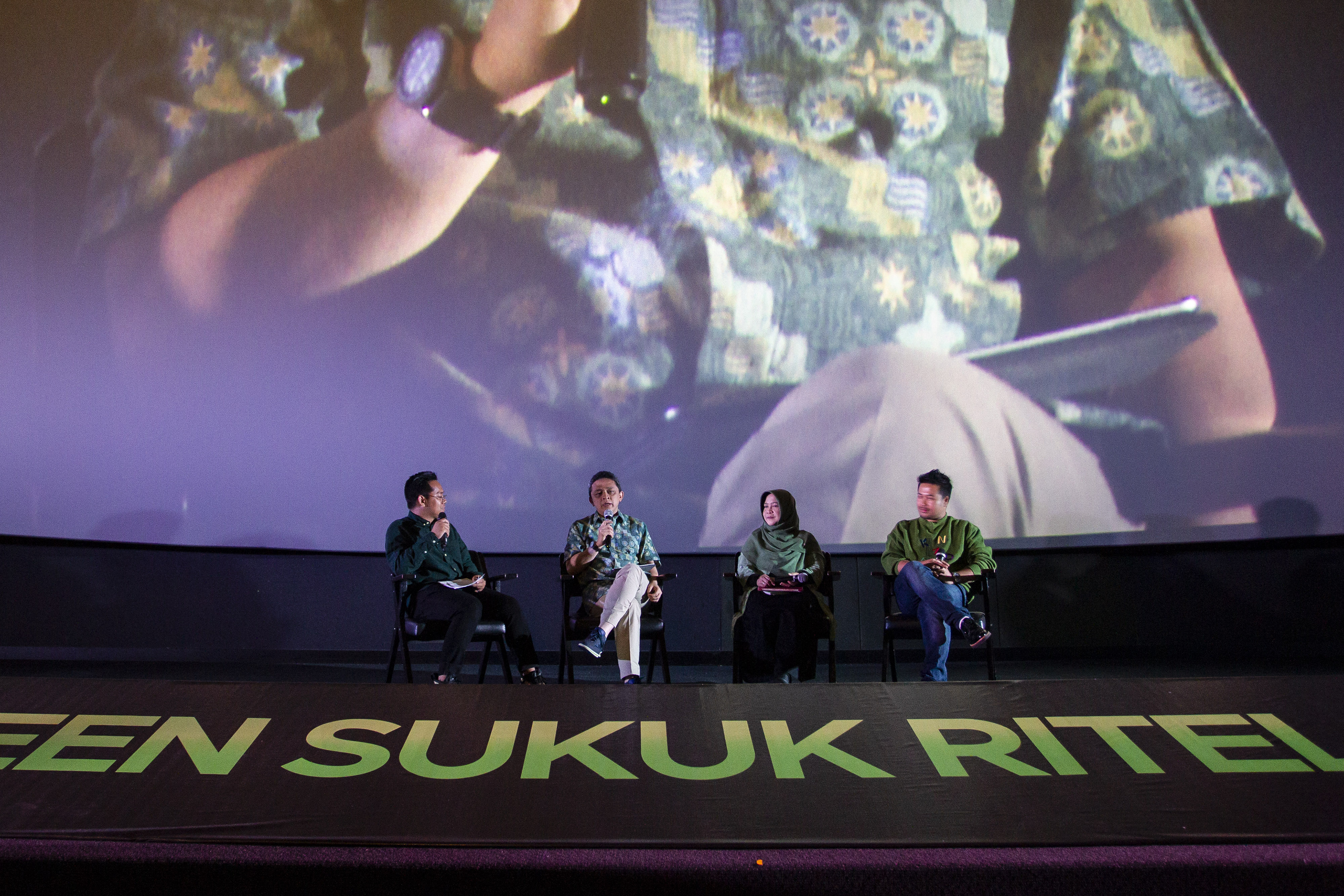  Dirjen Pengelolaan Pembiayaan dan Risiko Kemenkeu Luky Alfirman (kedua kiri) di Green Sukuk Investor Day di Jakarta, Sabtu (16/11).