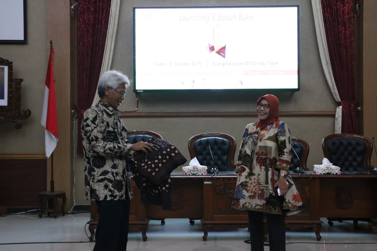 Kapolres Tegal AKB Siti Rhondijah dihadiahi kain batik bertuliskan puisi karya Atmo Tan Sidik yang diberikan tokoh Tegal Maufur.