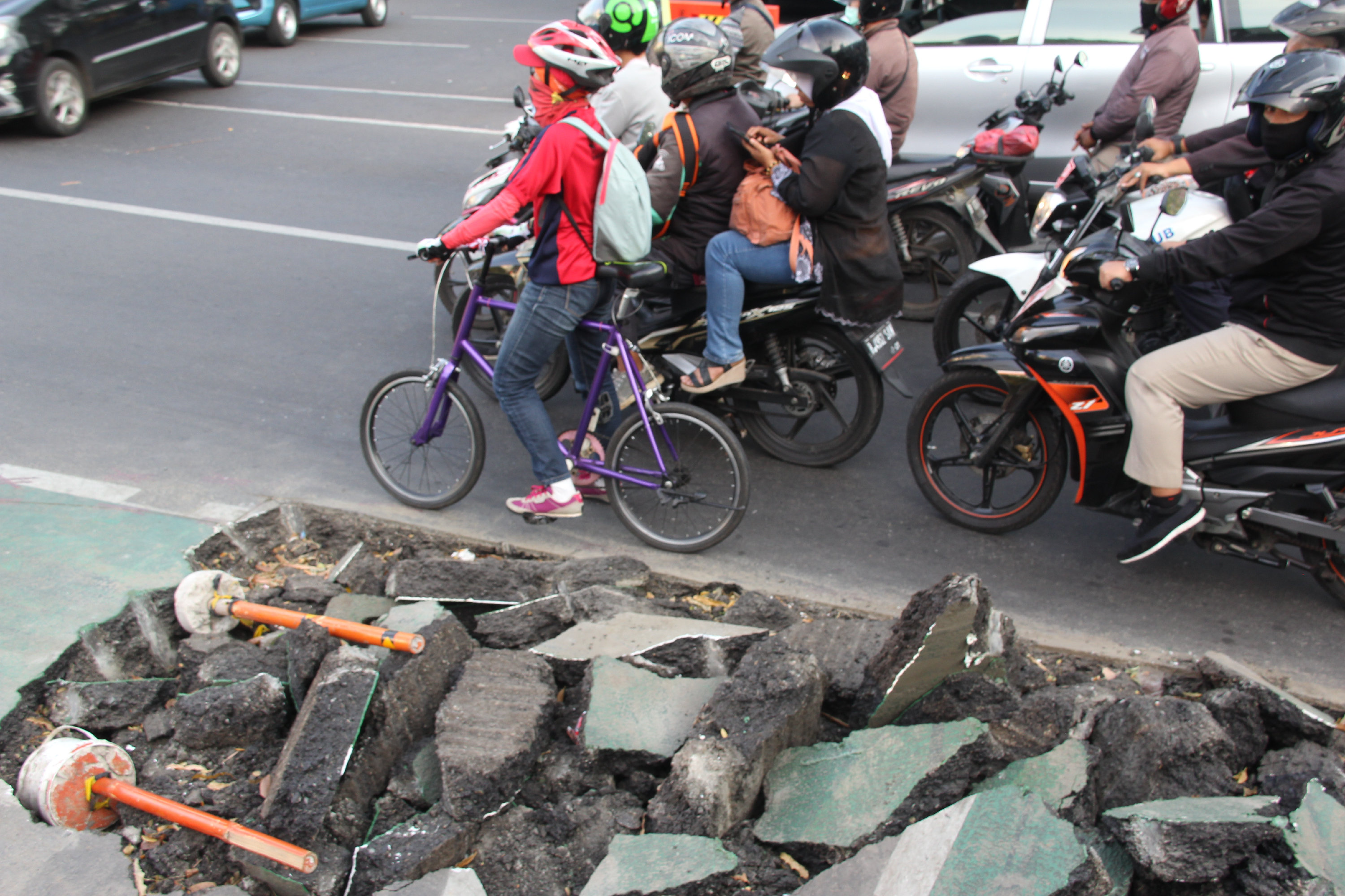 Pelebaran trotoar di Jalan Cikini Raya yang menghilangkan jalur sepeda