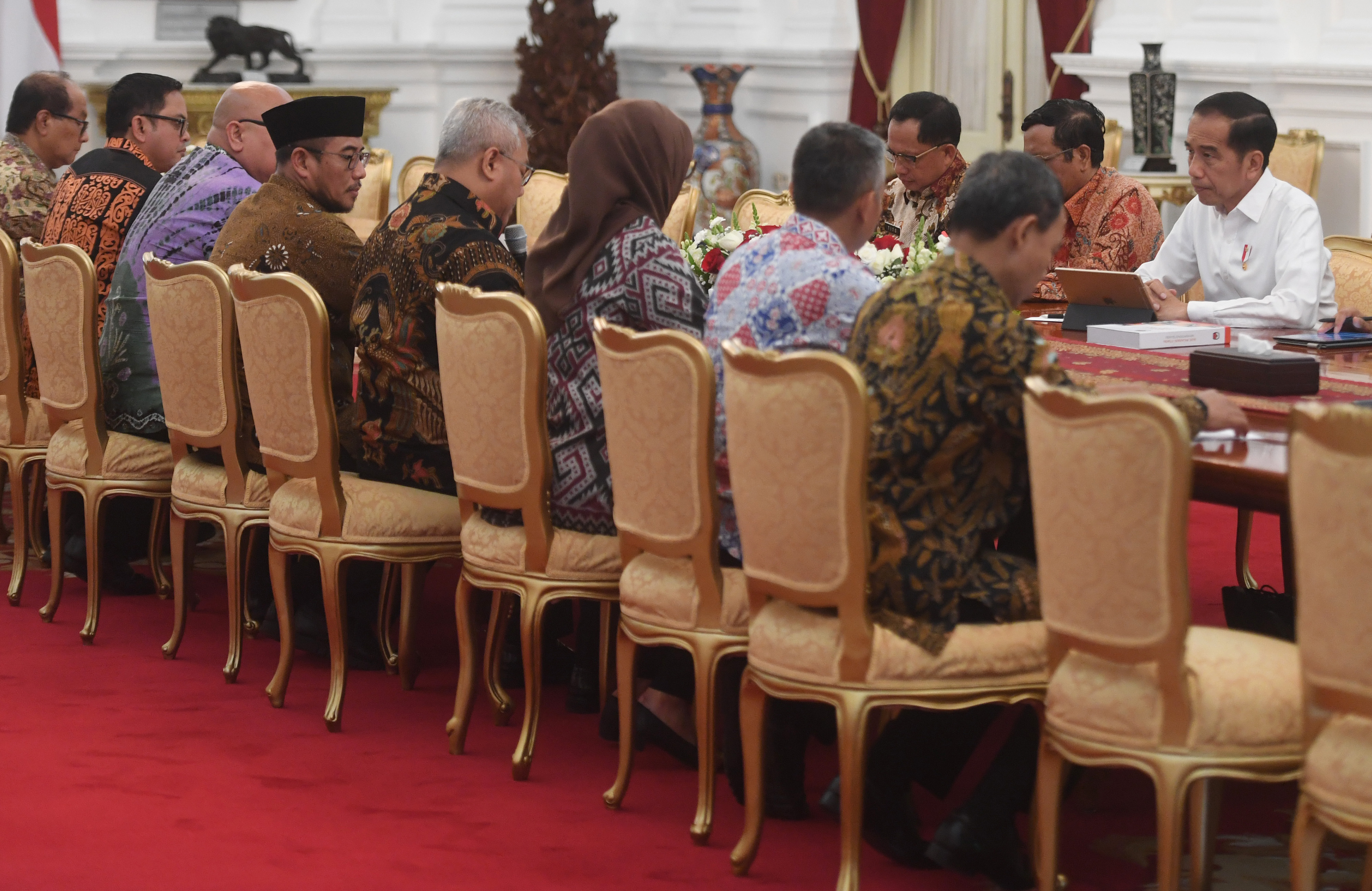 Presiden Joko Widodo (kanan) menerima pimpinan Komisi Pemilihan Umum (KPU) di Istana Merdeka, Jakarta, Senin (11/11)