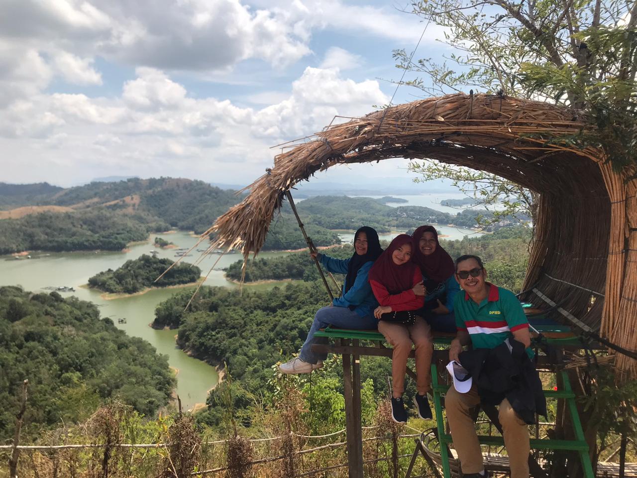 Sejumlah pengunjung menikmati keindahan alam Desa Tiwingan Lama di sekitar Waduk Riam Kanan, Kabupaten Banjar, Kalimantan Selatan.