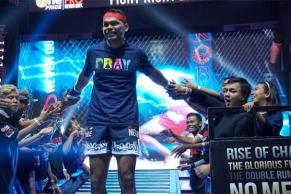 Petarung Natalex Munster alias Alex Munster akan kembali menunjukkan ketangguhanna di Fight Night 34 One Pride, Sabtu (16/11) mendatang. 