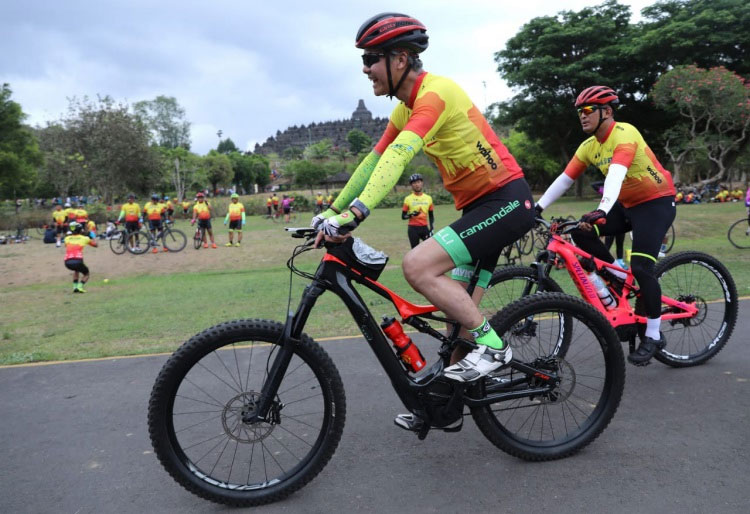 Gubernur Jawa Tengah Ganjar Pranowo saat mengikuti Tour de Borobudur XIX di Taman Lambini Candi Borobudur, Magelang, Minggu (3/11/2019). 