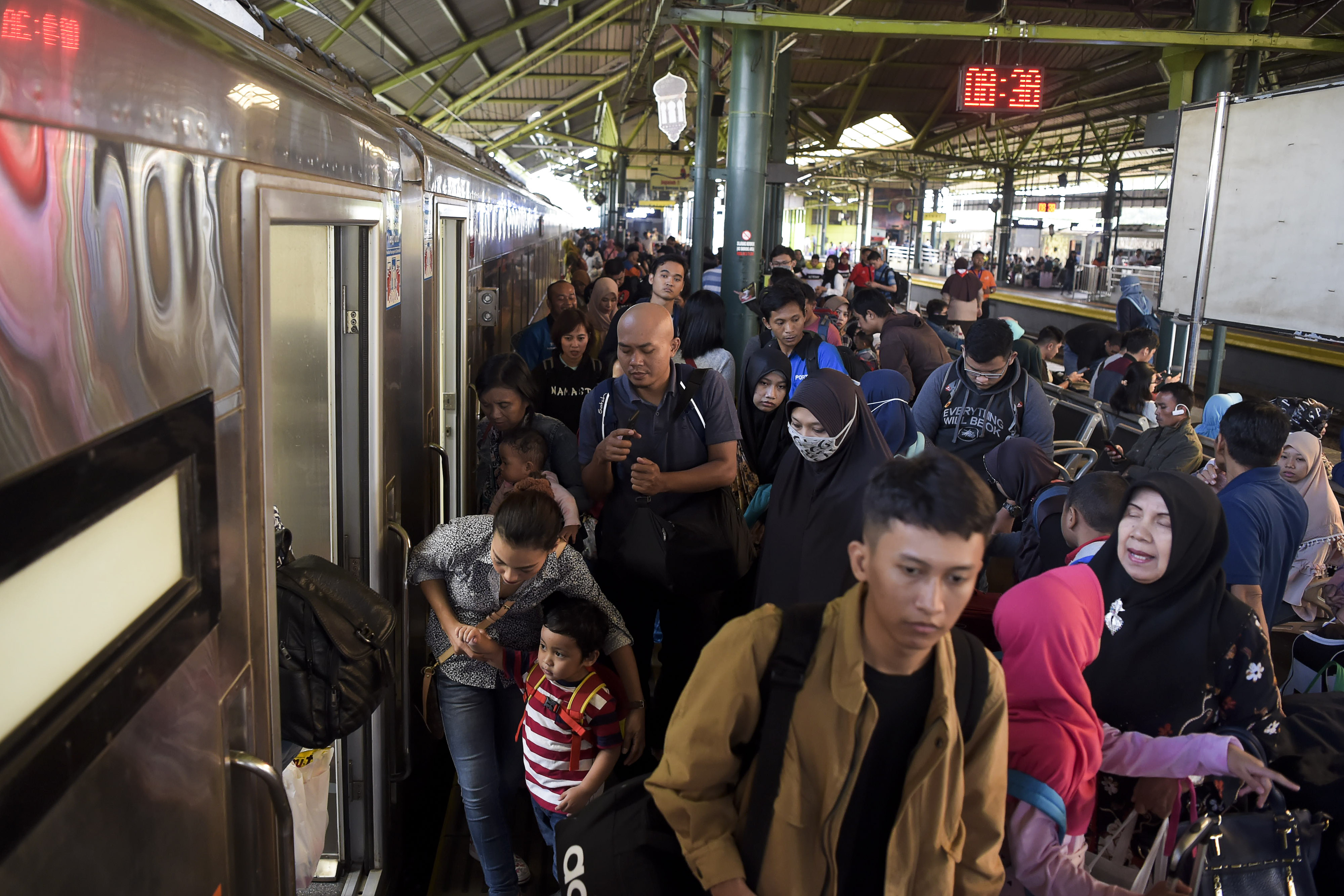 Suasana mudik di Stasiun Gambir