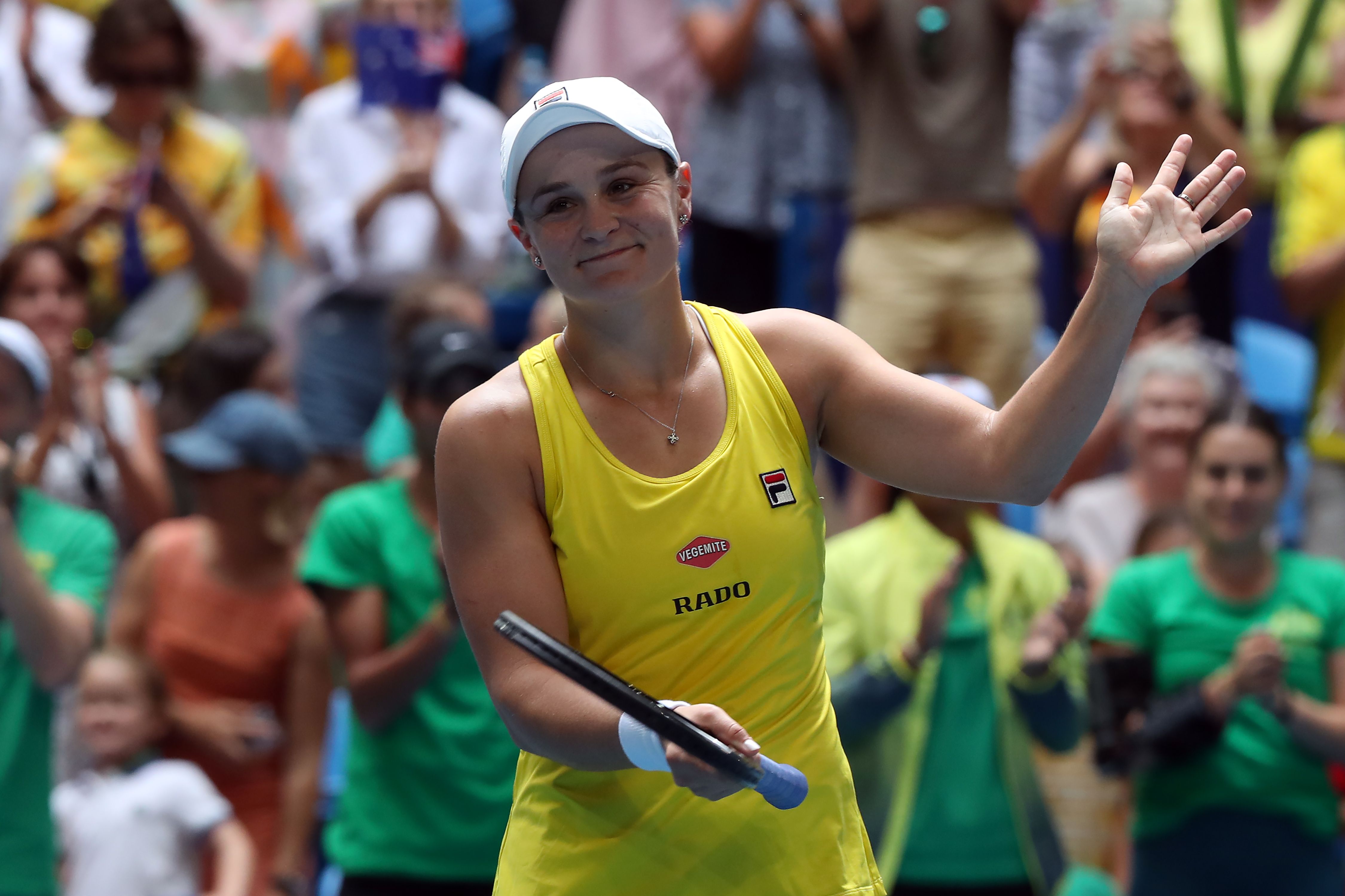 Petenis Australia Ashleigh Barty merayakan kemenangannya atas petenis Prancis Caroline Garcia di laga final Piala Fed