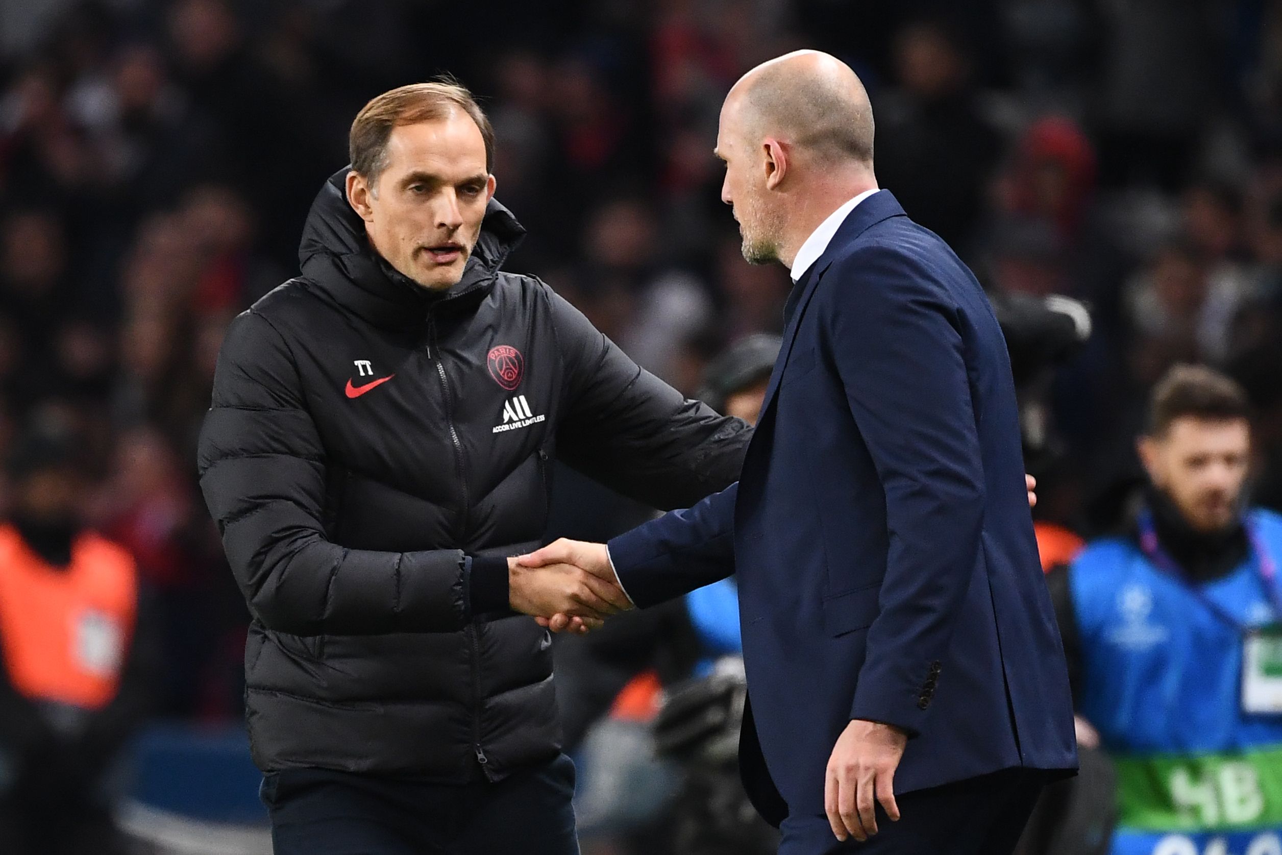 Pelatih PSG Thomas Tuchel (kiri) berjabat tangan dengan pelatih Club Brugge Philippe Clement (kanan)