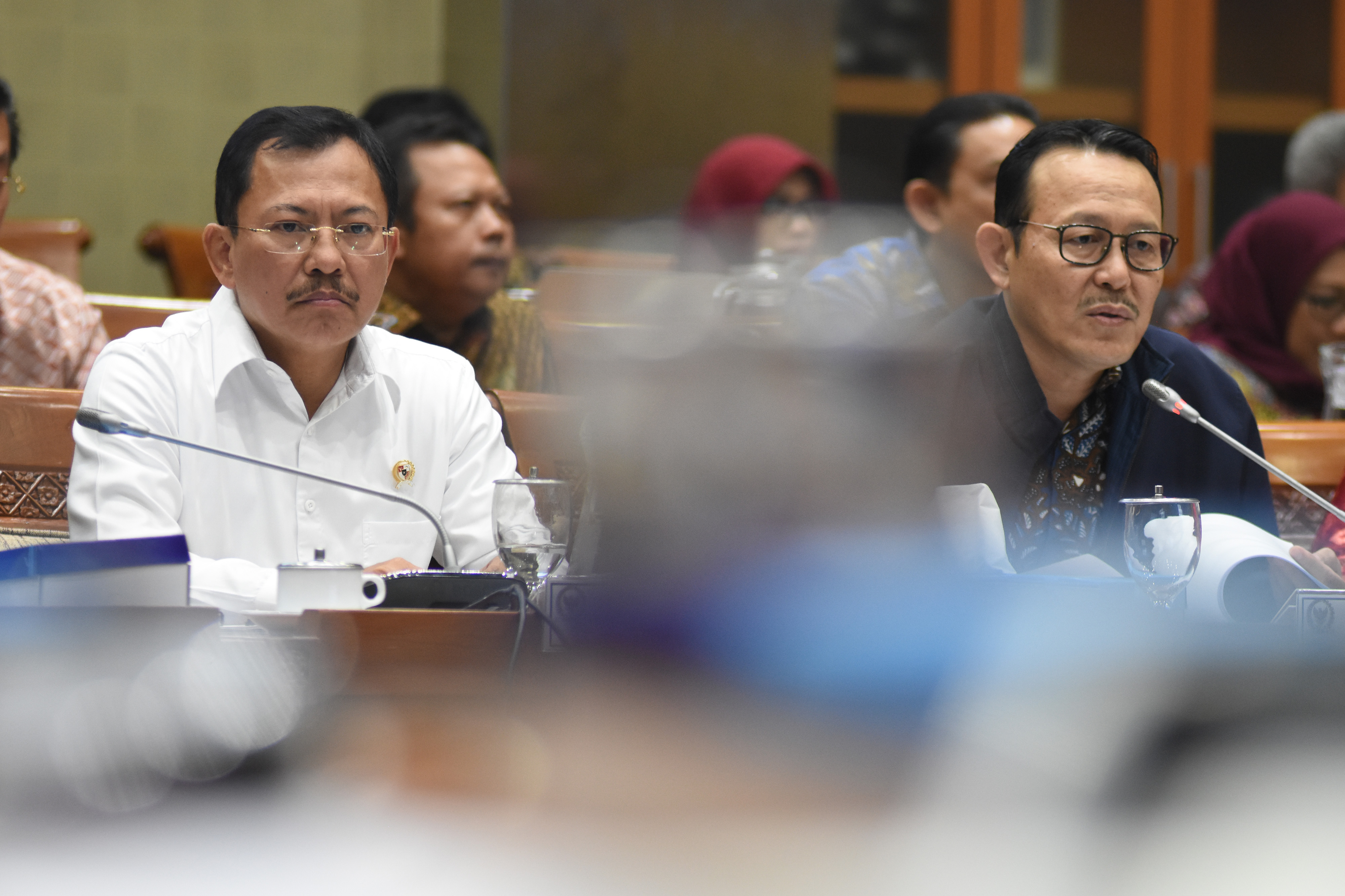 Menteri Kesehatan Terawan Agus Putranto (kiri) dan Dirut BPJS Kesehatan Fahmi Idris (kanan) mengikuti rapat kerja dengan Komisi IX DPR  