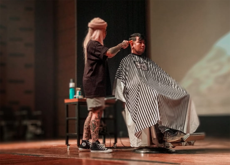 Sofie Pok menunjukan kemampuannya dalam dunia barber.