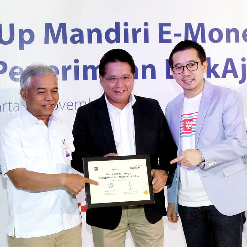 (Dari kiri) SEVP Consumer & Transaction Bank Mandiri Jasmin, Direktur Bisnis & Jaringan Bank Mandiri Hery Gunardi dan CEO  (LinkAja) Danu  