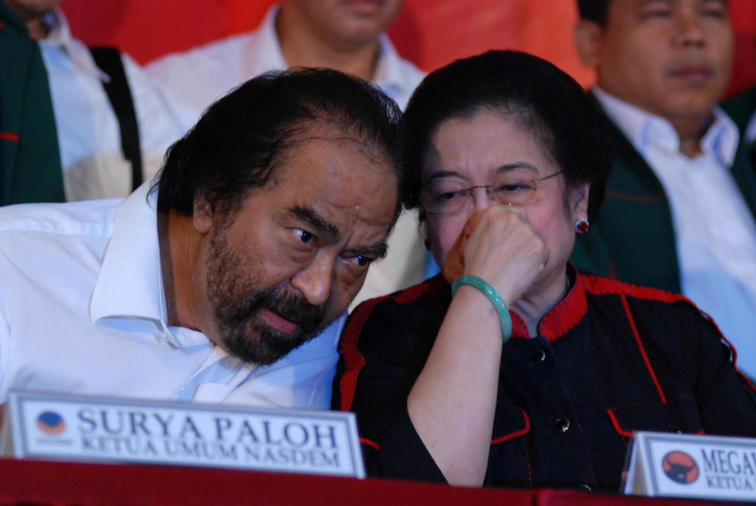 Ketua Umum PDI Perjuangan Megawati Soekarnoputeri (kanan) berbincang dengan Ketua Umum Partai Nasdem Surya Paloh.