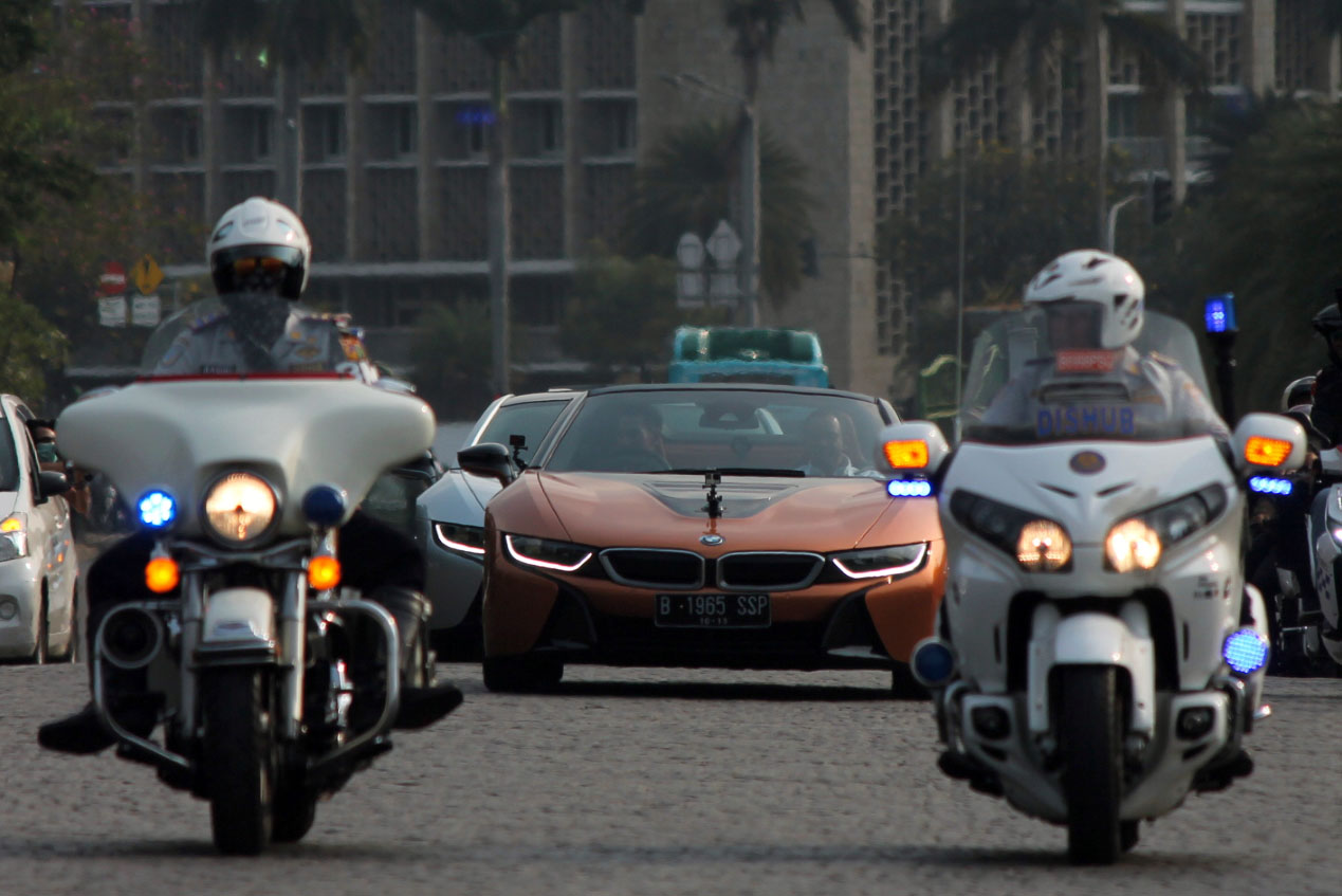 Gubernur DKI Jakarta Anies Baswedan bersama pembalap F2 Sean Gelael memasuki kawasan Silang Monas Barat Daya dalam konvoi Jakarta E-Prix