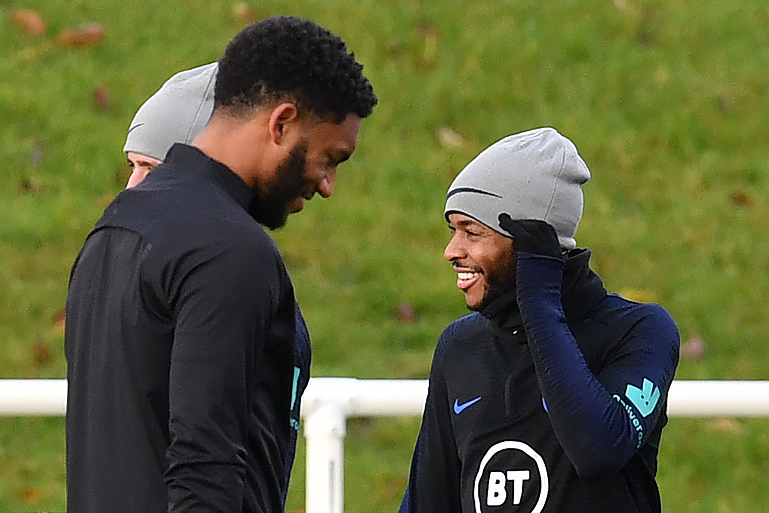 Raheem Sterling (kanan) dan Joe Gomez berlatih bersama timnas Inggris