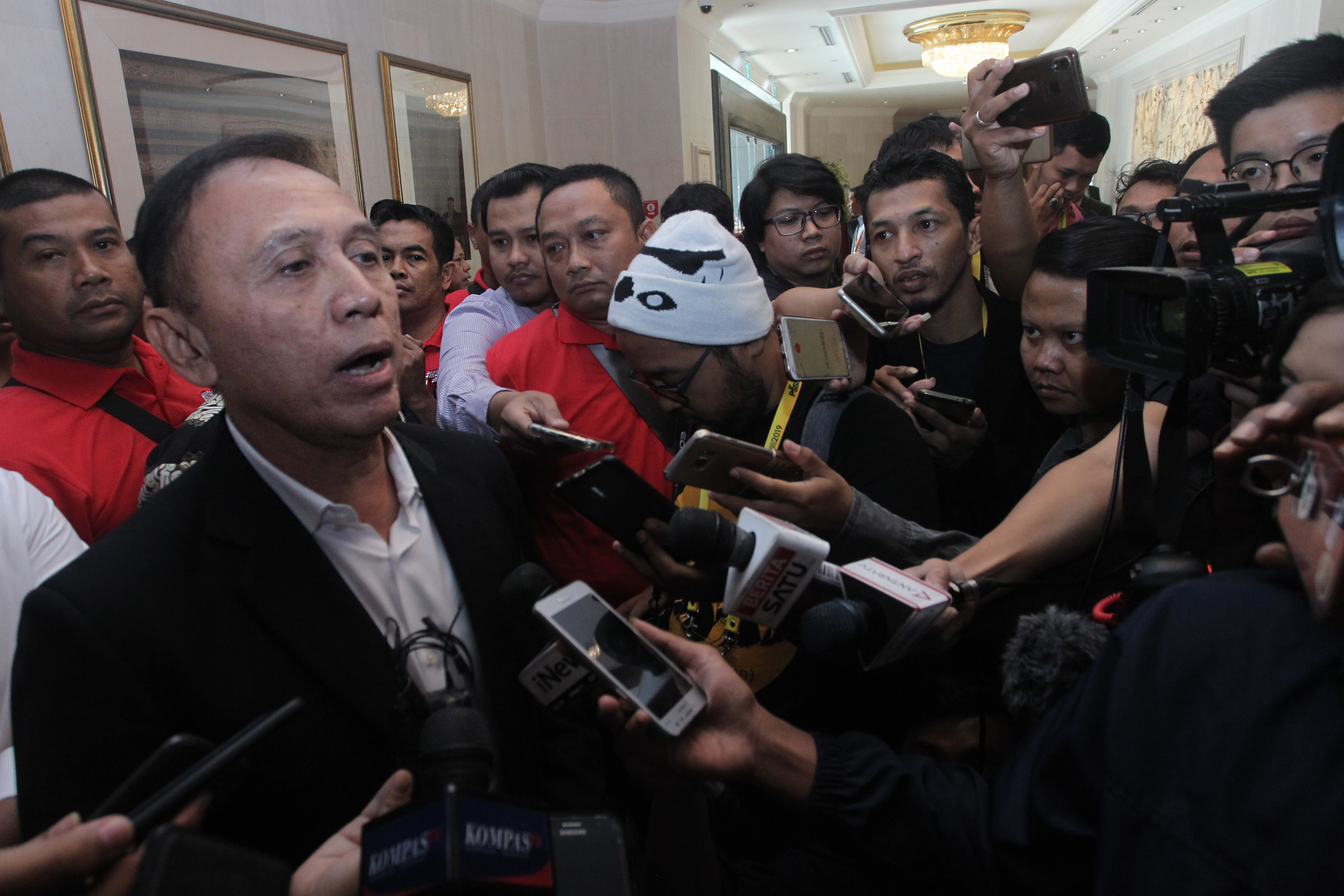 Ketua Umum PSSI Terpilih Mochamad Iriawan menjawab pertanyaan wartawan