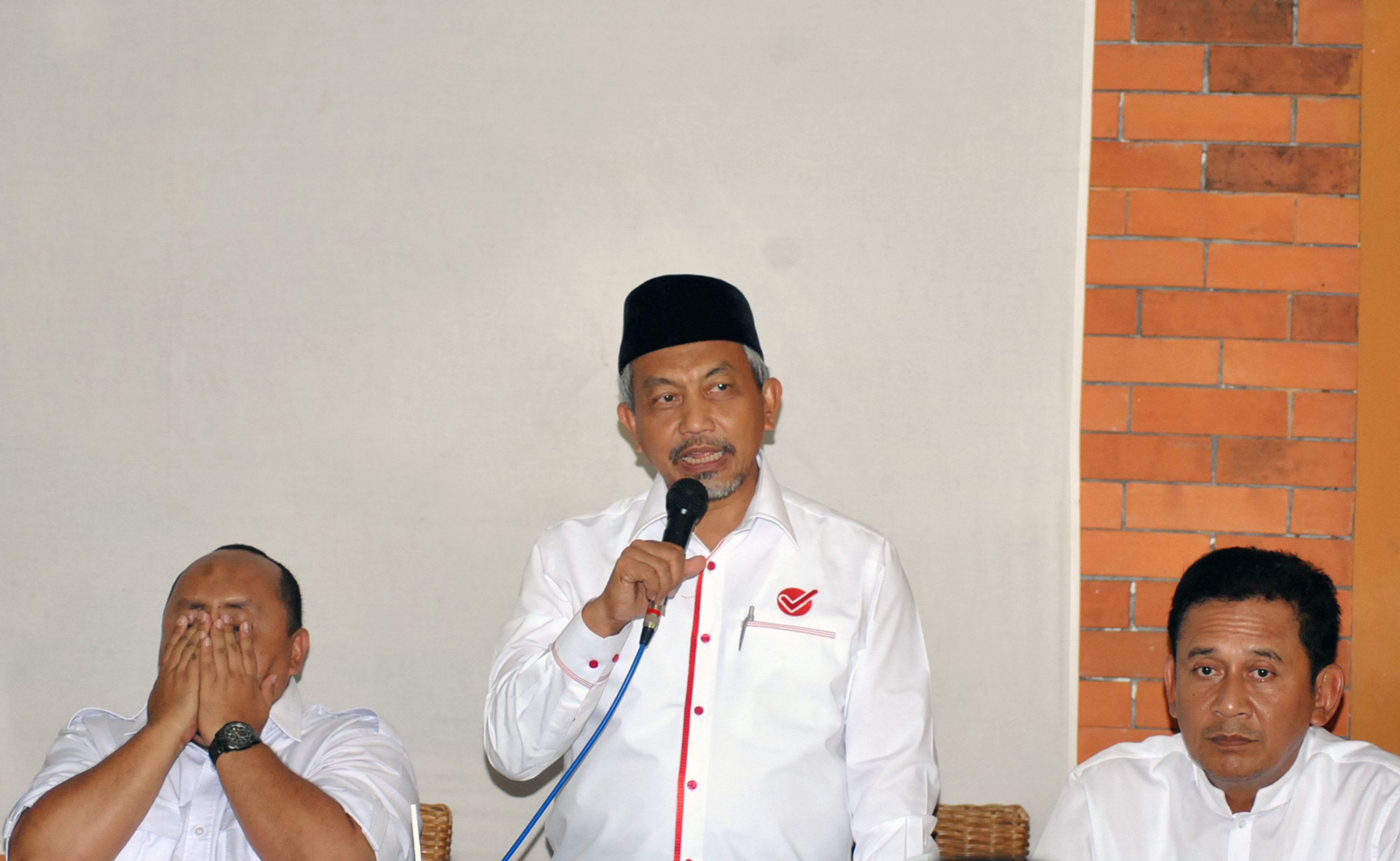 Ahmad Syaikhu (tengah) salah satu politisi PKS yang masuk dalam bursa calon wakil gubernur DKI Jakarta. 