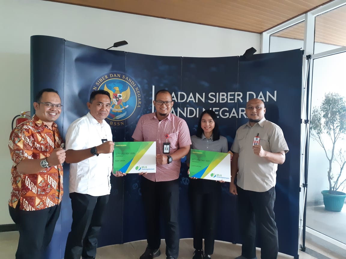 Penyerahan kartu peserta BP Jamsostek oleh Kepala Cabang Kantor BP Jamsostek Jakarta Gambir Singgih Marsudi kepada PPNPN.  