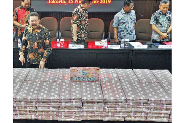 Jaksa Agung ST Burhanuddin (kanan) memperlihatkan barang bukti hasil eksekusi saat jumpa pers di Gedung Kejaksaan Agung, Jakarta, kemarin.