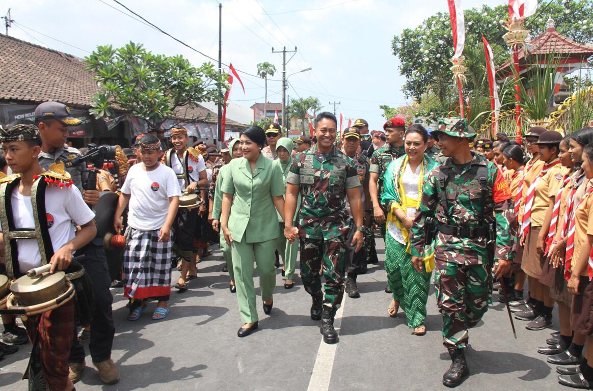 Kasad Jenderal TNI Andika Perkasa (ketiga dari kanan) bersama Bupati Tabanan Ni Putu Eka Wiryastuti (kedua dari kanan) saat penutupan TMMD.