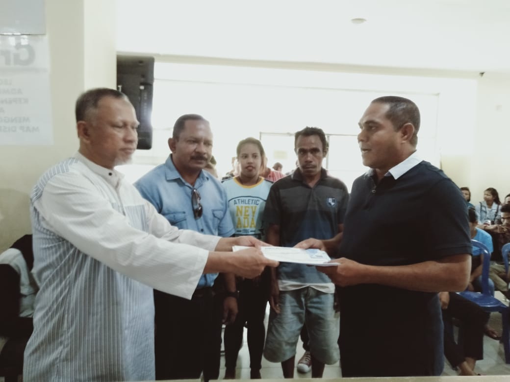 Bupati Flores Timur, Antonius Gege Hadjon (kanan) bekerja sama dengan Walikota Tarakan, Khairul Effendi dalam perekaman e-KTP untuk diaspora