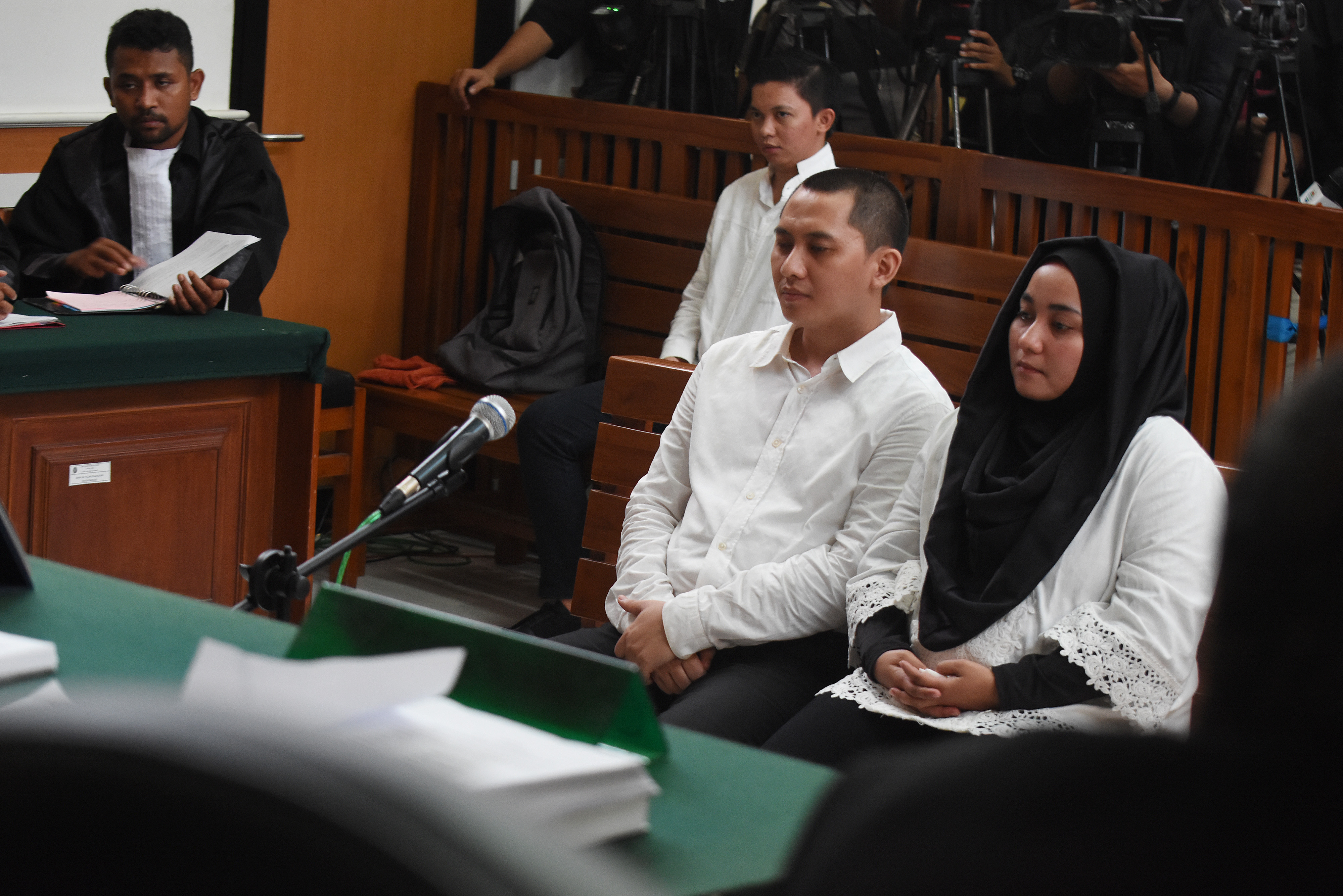 Pasangan suami istri yang juga Direktur Utama First Travel Andika Surachman (kedua kanan) serta Direktur Anniesa Hasibuan (kanan).
