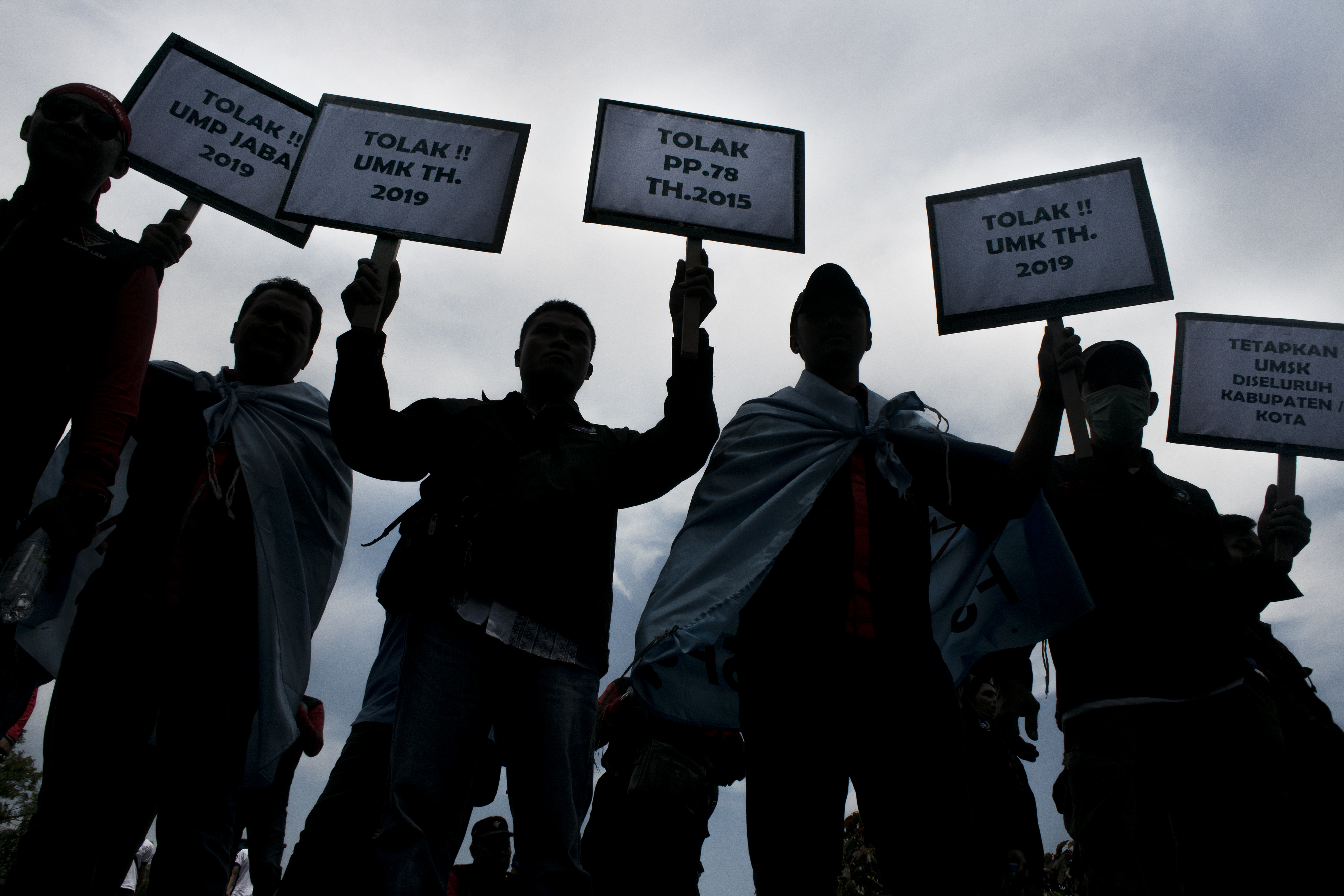 Massa yang tergabung dalam sejumlah Organisasi Buruh di Jawa Barat melakukan aksi unjuk rasa penetapan UMK di depan Gedung Sate, Bandung