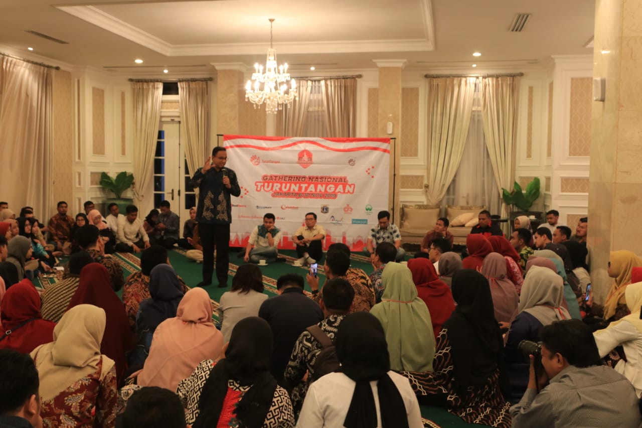 Gubernur DKI Anies Baswedan memberikan arahan kepada relawan Turun Tangan, Jumat (8/11). 