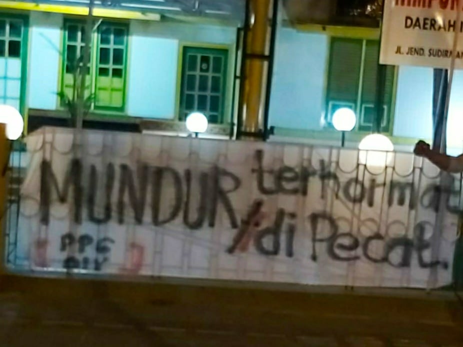Spanduk yang beredar di sejumlah jalan di Kota Yogyakarta yang bertuliskan agar Ketua DPD Golkar DIY mundur. 