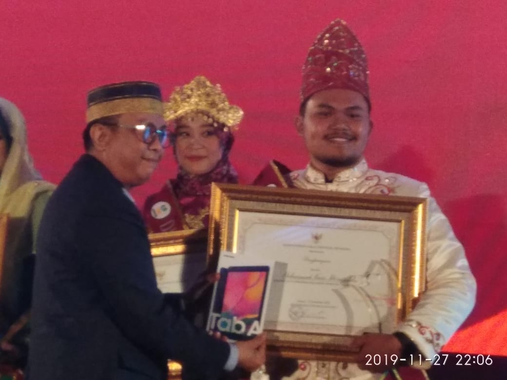 Anggota Komisi VIII DPR RI Muhammad Rapsel Ali memberikan penghargaan pada PKH Appreciation Day 2019 di Sandeq Ballroom, Makassar, Sulsel.
