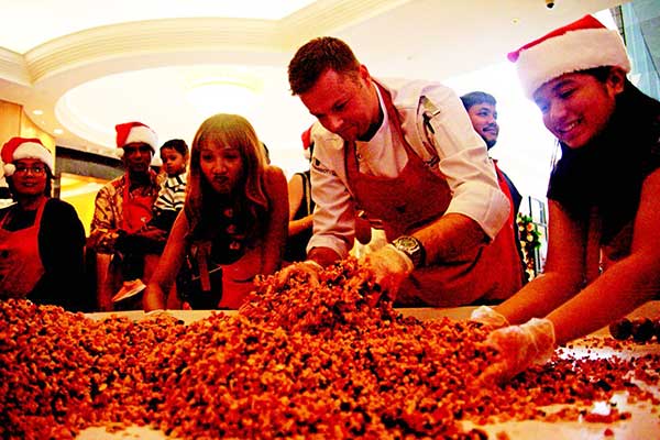 Buah-buahan kering akan dicampur dengan alkohol dan disimpan hingga saatnya membuat kue.