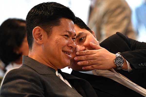 Raja Sapta Oktohari (kiri) sedang berbincang dengan  Menteri BUMN Erick Thohir