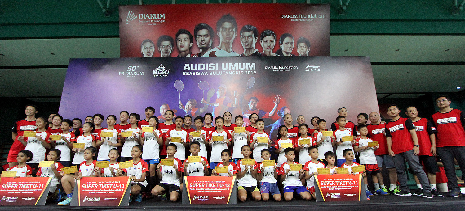 Para peserta peraih supertiket berfoto bersama seusai Audisi Umum Beasiswa Bulu Tangkis 2019 PB Djarum di GOR PB Djarum, Jawa Tengah.