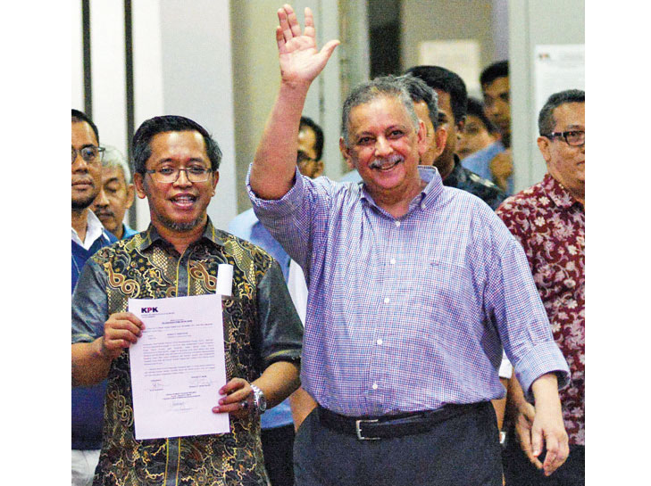 Terdakwa kasus dugaan suap proyek PLTU Riau-1 Sofyan Basir melambai ke arah jurnalis saat meninggalkan Rumah Tahanan Kelas 1 Cabang KPK 