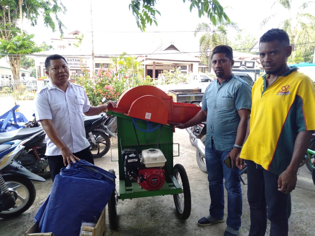 Para petani sawah tadah hujan mendapat bantuan traktor untuk membuka areal persawahan yang siap ditanami pada musim hujan ini. 