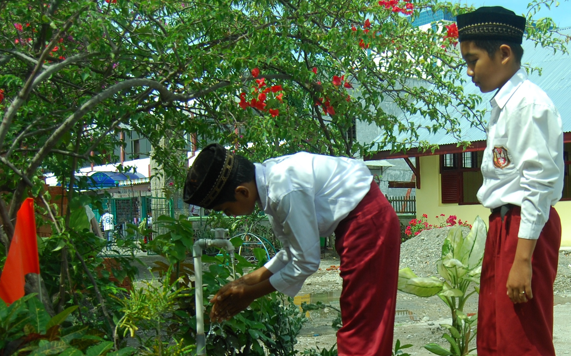 Anak-anak  Sekolah Dasar (SD) Negeri 1 Sigli, Kabupaten Pidie mencuci tangan sebelum makan di kantin sehat yang ada di komplek sekolah. 