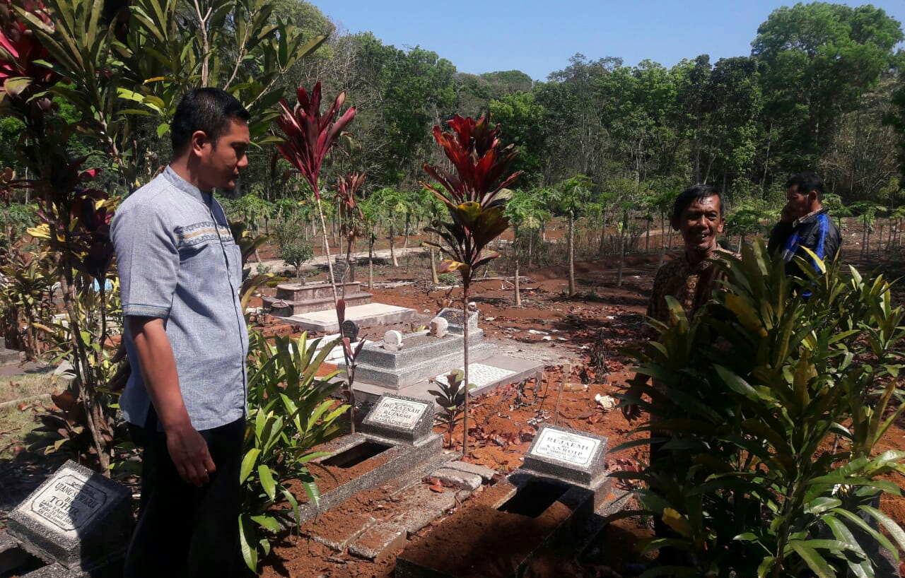 SEBANYAK 25 makam di TPU Kampung Pakemitan II, Desa Pakemitan, Kecamatan Cikatomas, Kabupaten Tasikmalaya dibongkar orang tak dikenal. 