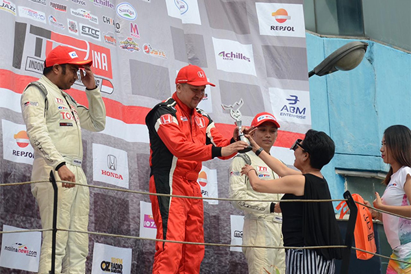 Momen Alvin Bahar dan Haridarman Manoppo di podium juara ISSOM