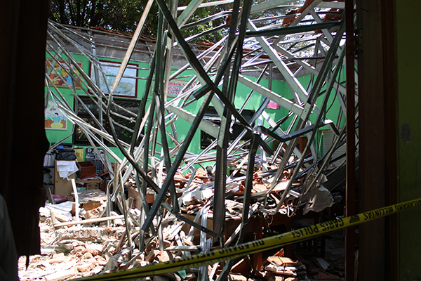 Ruang kelas Sekolah Dasar Negeri (SDN) Gentong, Pasuruan, Jawa Timur yang ambruk